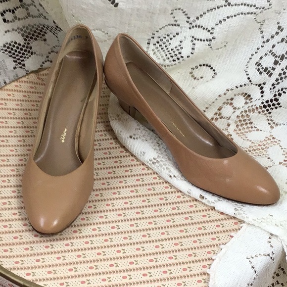 Vintage Nude Pumps - Picture 1 of 9